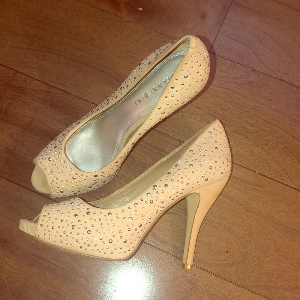 Gianni Bini nude silver rhinestone peep toe heels